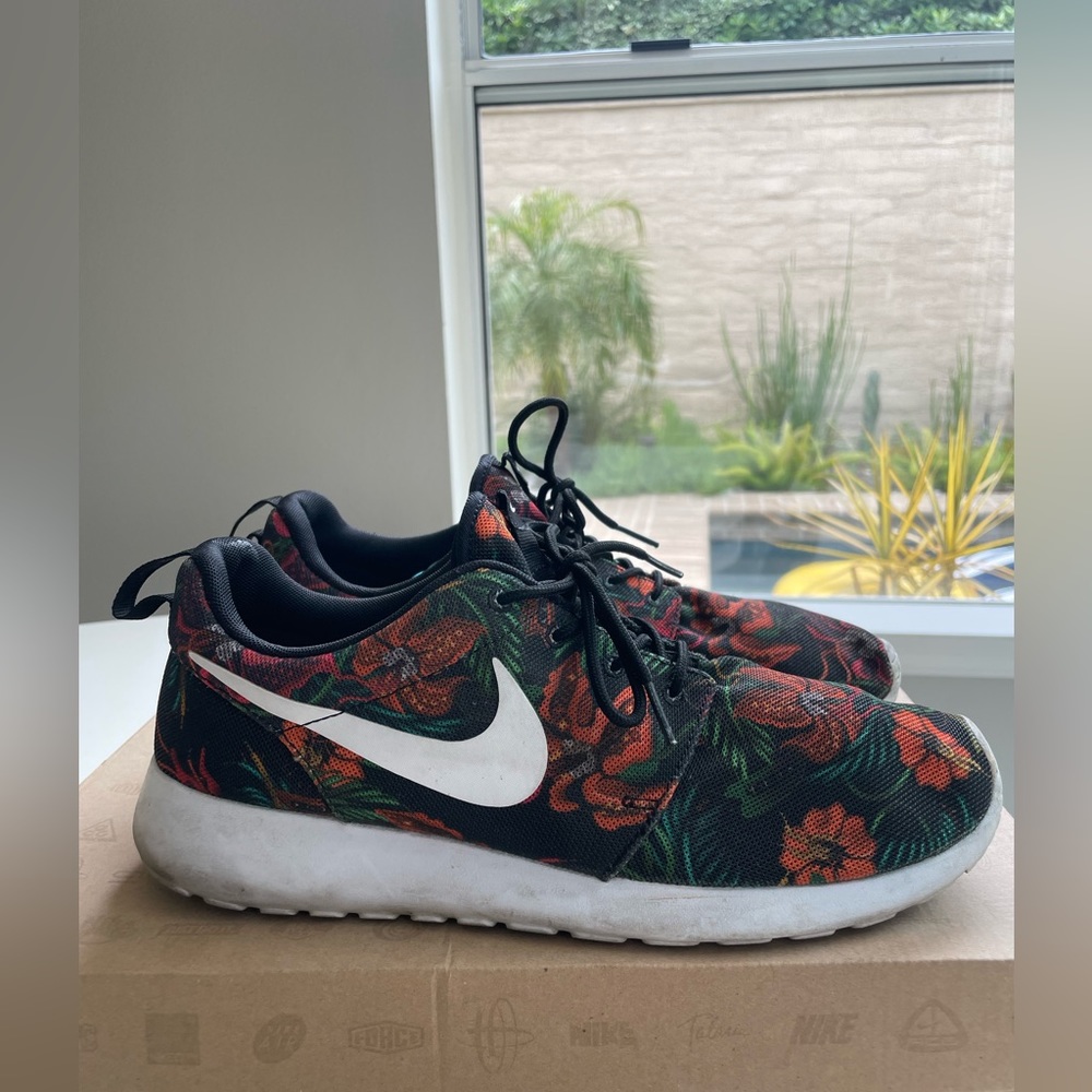 Nike Roshe Run Floral Print Total Orange limited edition Sz 9.5 US